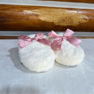 Fluffy White girl’s slippers‎ with Pink Bow 3/4